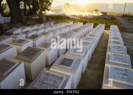 Sarcofagi presso il cimitero di Nyaung Shwe, Myanmar Foto Stock