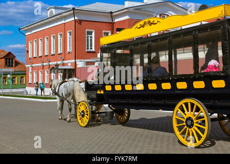 Carrozze trainate da cavalli (omnibus) nel Cremlino Kolomna - Russia - Regione di Mosca Foto Stock