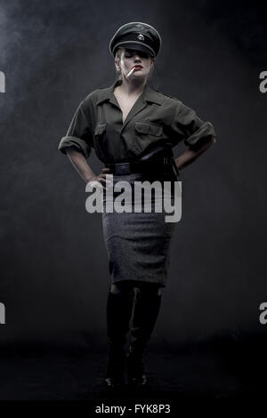 Rievocazione storica, ufficiale donna tedesca, rappresentazione della tirannia e l'oppressione Foto Stock