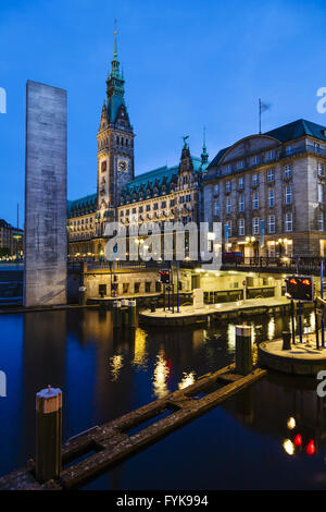 Chiusa nella parte anteriore del municipio di Amburgo, Germania Foto Stock
