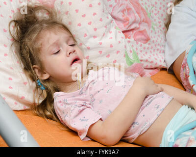 Malata bambina di tre anni che soffre di alta temperatura Foto Stock