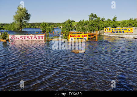 Inondati snack bar sul fiume Oder, Krajnik Dolny Foto Stock