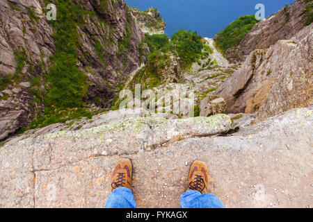 Uomo in piedi sulla scogliera Prekestolen nel fiordo Lysefjord - Norvegia Foto Stock