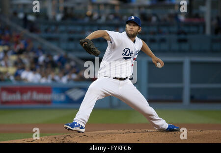 Los Angeles, California, USA. Il 26 aprile, 2016. 26 apr, 2016. 22 Clayton Kershaw piazzole contro il Miami Marlins durante il primo inning al Dodger Stadium il 26 aprile 2016 a Los Angeles, California.ARMANDO ARORIZO Credito: Armando Arorizo/Prensa Internacional/ZUMA filo/Alamy Live News Foto Stock