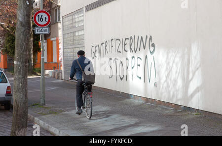 Berlino, Germania. Xxv Aprile, 2016. Il lettering 'Stop la gentrification' raffigurato su un muro nel quartiere Kreuzberg di Berlino, Germania, 25 aprile 2016. Foto: JOERG CARSTENSEN/dpa/Alamy Live News Foto Stock