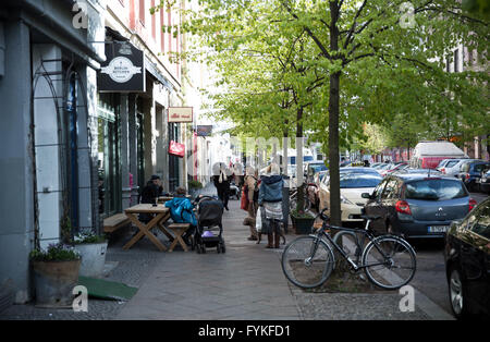 Berlino, Germania. Xxv Aprile, 2016. I ristoranti e le caffetterie del quartiere di Kreuzberg di Berlino, Germania, 25 aprile 2016. Foto: JOERG CARSTENSEN/dpa/Alamy Live News Foto Stock