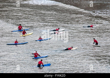 Caswell Bay vicino a Swansea, Regno Unito. Il 27 aprile 2016. Regno Unito Meteo: scuola di Surf facendo la maggior parte del sole a Caswell Bay vicino a Swansea oggi Credito: Phil Rees/Alamy Live News Foto Stock