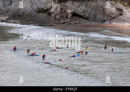 Caswell Bay vicino a Swansea, Regno Unito. Il 27 aprile 2016. Regno Unito Meteo: scuola di Surf facendo la maggior parte del sole a Caswell Bay vicino a Swansea oggi Credito: Phil Rees/Alamy Live News Foto Stock