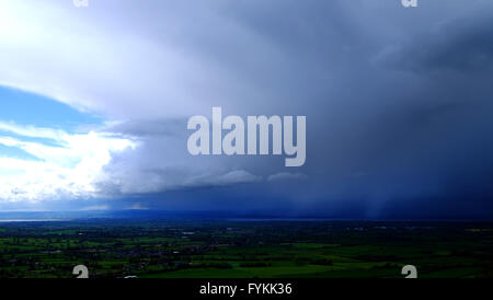 Picco Coaley, Nympsfield, Gloucestershire, Regno Unito il 27 aprile 2016. Una tempesta si muove lentamente lungo la Severn Valley dalla Foresta di Dean dirigendosi verso la zona di Bristol. In una giornata chiara la montagne del Galles può essere visto. Credito: Gavin Crilly/Alamy Live News Foto Stock