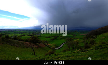 Picco Coaley, Nympsfield, Gloucestershire, Regno Unito il 27 aprile 2016. Una tempesta si muove lentamente lungo la Severn Valley dalla Foresta di Dean dirigendosi verso la zona di Bristol. In una giornata chiara la montagne del Galles può essere visto. Credito: Gavin Crilly/Alamy Live News Foto Stock