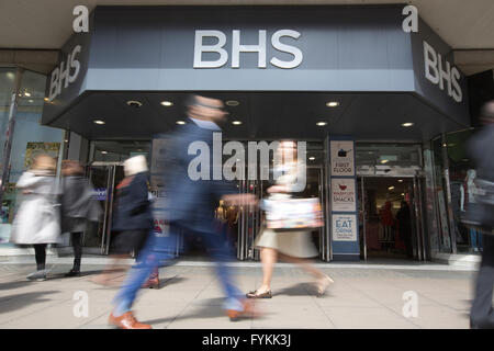 British Home negozi, Londra, Inghilterra, Regno Unito 27.04.2016 turbato department store British Home negozi (BHS) ha depositato per la somministrazione.Il rivenditore i debiti della parte superiore £1.3bn e includono un deficit delle pensioni di £571m. 11.000 i lavori sono ora sotto la minaccia. BHS venne acquistato dal miliardario Sir Philip Green per £200m nel 2000, ma egli ha venduto lo scorso anno per soli € 1. Credito: Jeff Gilbert/Alamy Live News Foto Stock