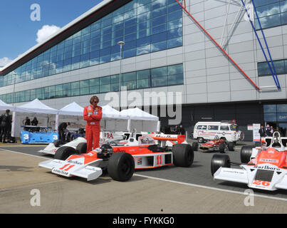 Freddie hunt, figlio del campione F1 James con alcuni di James Hunt su vetture di F1 a 2016 Silverstone classic media day, a Silverstone, Northamptonshire, Regno Unito. Credito: Denis Kennedy/Alamy Live News Foto Stock