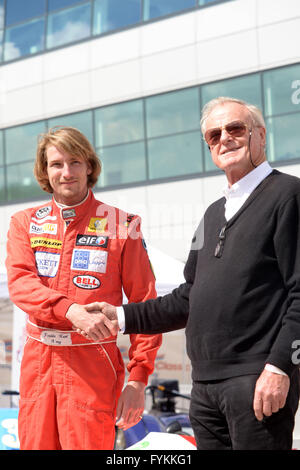 Freddie hunt, figlio del campione F1 James Hunt scuote le mani con Alastair Caldwell James manager di MacLaren al 2016 Silverstone classic media day, a Silverstone, Northamptonshire. Regno Unito. Credito: Denis Kennedy/Alamy Live News Foto Stock