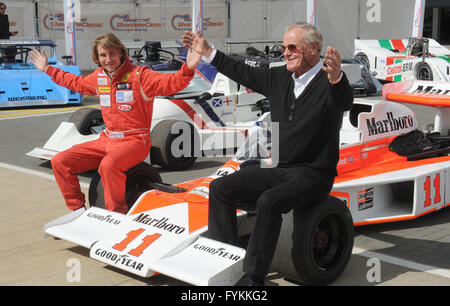 Freddie Hunt, figlio del campione F1 James Hunt con Alastair Caldwell James manager di MacLaren con alcuni di James Hunt su vetture di F1 a 2016 Silverstone classic media day, a Silverstone, Northamptonshire, Regno Unito. Credito: Denis Kennedy/Alamy Live News Foto Stock