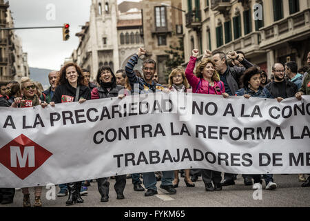 Aprile 27, 2016 - Barcellona, in Catalogna, Spagna - i dipendenti del TMB, trasporto municipale di Barcellona, marzo attraverso la città per protestare contro i tagli di austerità in loro compagnia (credito Immagine: © Matthias Oesterle via ZUMA filo) Foto Stock