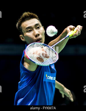 (160427) -- WUHAN, 27 aprile 2016 (Xinhua) -- Lee Chong Wei della Malesia compete durante gli uomini singoli match di primo turno contro Wang Zhengming ottenne il suo della Cina presso la Dong Feng Citroen Badminton Asia Championships 2016 a Wuhan, capitale della Cina centrale della provincia di Hubei, 27 aprile 2016. Lee Chong Wei ha vinto 2-0. (Xinhua/Xiao Yijiu) Foto Stock