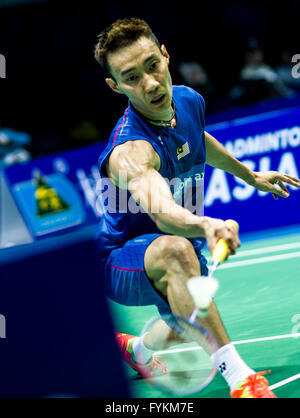 (160427) -- WUHAN, 27 aprile 2016 (Xinhua) -- Lee Chong Wei della Malesia compete durante gli uomini singoli match di primo turno contro Wang Zhengming ottenne il suo della Cina presso la Dong Feng Citroen Badminton Asia Championships 2016 a Wuhan, capitale della Cina centrale della provincia di Hubei, 27 aprile 2016. Lee Chong Wei ha vinto 2-0. (Xinhua/Xiao Yijiu) Foto Stock