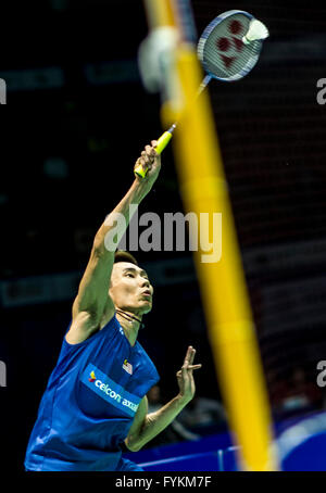 (160427) -- WUHAN, 27 aprile 2016 (Xinhua) -- Lee Chong Wei della Malesia compete durante gli uomini singoli match di primo turno contro Wang Zhengming ottenne il suo della Cina presso la Dong Feng Citroen Badminton Asia Championships 2016 a Wuhan, capitale della Cina centrale della provincia di Hubei, 27 aprile 2016. Lee Chong Wei ha vinto 2-0. (Xinhua/Xiao Yijiu) Foto Stock