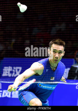 (160427) -- WUHAN, 27 aprile 2016 (Xinhua) -- Lee Chong Wei della Malesia compete durante gli uomini singoli match di primo turno contro Wang Zhengming ottenne il suo della Cina presso la Dong Feng Citroen Badminton Asia Championships 2016 a Wuhan, capitale della Cina centrale della provincia di Hubei, 27 aprile 2016. Lee Chong Wei ha vinto 2-0. (Xinhua/Rao Rao) Foto Stock