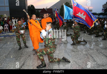 Phnom Penh Cambogia. 27 apr, 2016. Cambogiano di monaci buddisti benedire i soldati della pace presso l'Aeroporto Internazionale di Phnom Penh in Phnom Penh Cambogia, 27 aprile 2016. Cambogia spediti su Mercoledì il terzo lotto di truppe per entrare a far parte di una organizzazione delle Nazioni Unite la missione di mantenimento della pace nel conflitto-strappata West nazione africana del Mali, un alto ufficiale militare detto. Credito: Sovannara/Xinhua/Alamy Live News Foto Stock