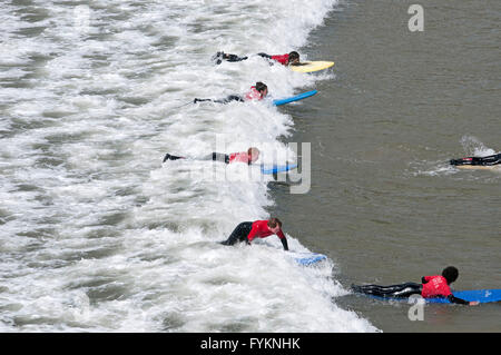 27 Aprile 2016 - 27 Aprile 2016 - Scuola di Surf facendo la maggior parte del sole a Caswell Bay vicino a Swansea oggi Foto Stock