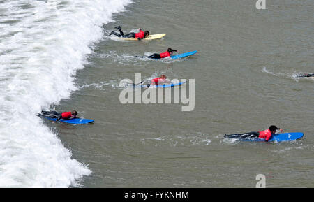 27 Aprile 2016 - 27 Aprile 2016 - Scuola di Surf facendo la maggior parte del sole a Caswell Bay vicino a Swansea oggi Foto Stock