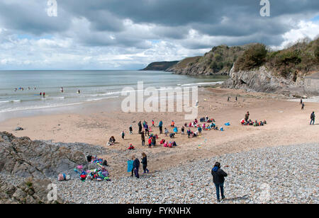 27 Aprile 2016 - 27 Aprile 2016 - Scuola di Surf facendo la maggior parte del sole a Caswell Bay vicino a Swansea oggi Foto Stock