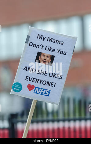 Tooting, Londra, Regno Unito. 27 apr, 2016. I medici lo stadio a pieno 48 ore di sciopero per protestare contro il progetto di Governo di contratti su 26 Maggio al 27th. Nella foto: medici presso il St George's Hospital, Tooting, Londra Credito: © Michael Gibson/Alamy Live News Foto Stock