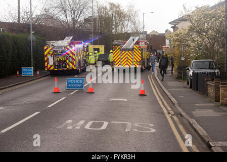 Brentwood, Essex, 27 aprile 2016, Essex Fire e il servizio di soccorso e di altri servizi di emergenza frequentare un errore fatale nel traffico stradale incidente in Brentwood, Essex Credit: Ian Davidson/Alamy Live News Foto Stock