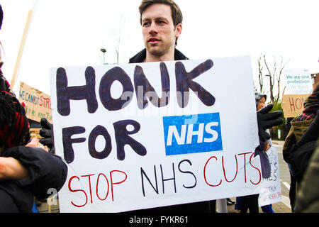 Nord Middlesex Hospital di Londra, Regno Unito. 27 apr, 2016 - medici in formazione al nord Middlesex Hospital di Edmonton, a nord di Londra, il giorno 2 del loro primo sciopero nel NHS di storia in segno di protesta contro l'istituzione di un nuovo contratto. Credito: Dinendra Haria/Alamy Live News Foto Stock