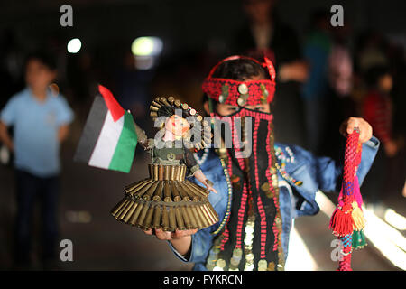 Donna palestinese indossando un beduino palestinese vestito in Gaza che riunisce tutti gli eventi che si desidera conoscere il patrimonio palestinese. Foto Stock