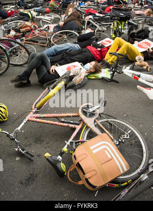 Londra, Regno Unito. 27 apr, 2016. Manifestanti stadio a 'die nell' manifestazione per chiedere una più severa azione sull'inquinamento atmosferico al di fuori del governo britannico del Dipartimento per i trasporti su strada Horseferry a Westminster. Credito: Joe Dunckley/Alamy Live News Foto Stock