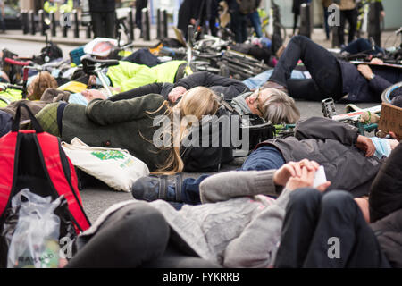 Londra, Regno Unito. 27 apr, 2016. Manifestanti stadio a 'die nell' manifestazione per chiedere una più severa azione sull'inquinamento atmosferico al di fuori del governo britannico del Dipartimento per i trasporti su strada Horseferry a Westminster. Credito: Joe Dunckley/Alamy Live News Foto Stock