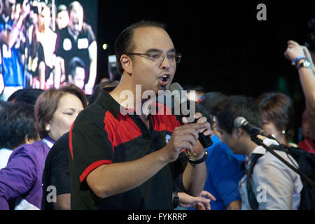 Filippine. 27 apr, 2016. Il senatore Allan Peter Cayetano, Duterte il compagno di corsa per il vice presidente posizione, parlando durante la campagna sortie in Malabon city. Davao City mayor, e piombo contender per la posizione presidenziale, Rodrigo Duterte, conduce una campagna rally nella città di Malabon, a nord di Manila. © J Gerard Seguia/ZUMA filo/Alamy Live News Foto Stock