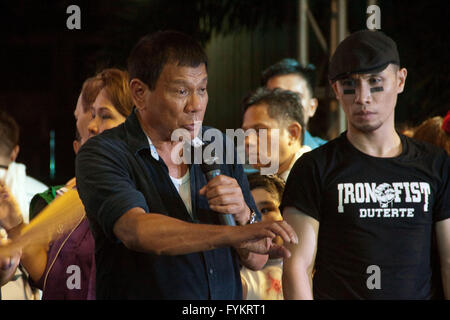 Filippine. 27 apr, 2016. Rodrigo Duterte parla a Malabon durante la sua campagna sortie. Davao City mayor, e piombo contender per la posizione presidenziale, Rodrigo Duterte, conduce una campagna rally nella città di Malabon, a nord di Manila. © J Gerard Seguia/ZUMA filo/Alamy Live News Foto Stock