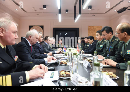 Mosca, Russia. 27 apr, 2016. Cinese Ministro della difesa Chang Wanquan (3rd-R) si riunisce con il suo omologo russo Sergei Shoigu (3rd-L) a Mosca, in Russia, il 27 aprile 2016. Cinese in visita il ministro della Difesa di Chang Wanquan si è incontrato con il suo omologo russo Sergei Shoigu e discusso lo sviluppo di accordi bilaterali di cooperazione militare. © Dai Tianfang/Xinhua/Alamy Live News Foto Stock