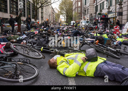 Londra REGNO UNITO IL 27 APRILE 2016. I ciclisti protesta al di fuori del reparto di trasporto su Horseferry Road a Londra. Stavano chiamando per una migliore infrastruttura di ciclismo e di misure rigorose per portare verso il basso inquinamento da traffico Credito: Patricia Phillips/Alamy Live News Foto Stock