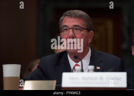 Washington DC, Stati Uniti d'America. 27 apr, 2016. Stati Uniti Il Segretario della Difesa Ashton Carter testimonia al Senato stanziamenti sottocommissione per la difesa sul DoD anno fiscale 2017 richiesta di budget nel senato Dirksen Edificio per uffici a Capitol Hill Aprile 27, 2016 a Washington, DC. Credito: Planetpix/Alamy Live News Foto Stock