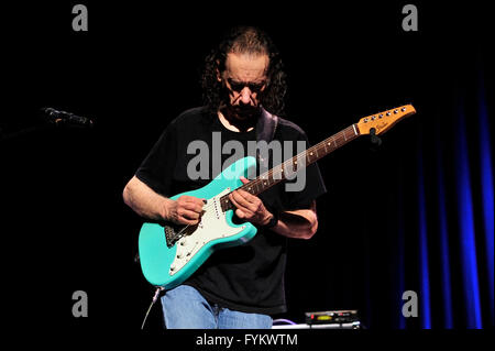 Swidnica, Polonia, 27 aprile 2016, Scott Henderson, chitarrista, jazz fusion, nuovo album stazione Vibe, europa tour primaverile, bass Travis Carlton( figlio Larry Carlton) tamburi Krzysztof Zawadzki, banda concerto dal vivo, Swidnickie Jazzowe Noce, 2016 Credit: Kazimierz Jurewicz/Alamy Live News Foto Stock