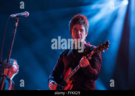 Leeds, Regno Unito. Xxvii Aprile, 2016. Noel Gallagher esegue presso il Leeds Arena con la sua band, 'Noel Gallagher High flying Uccelli', sulla loro 2016 UK Tour Credito: Myles Wright/ZUMA filo/Alamy Live News Foto Stock