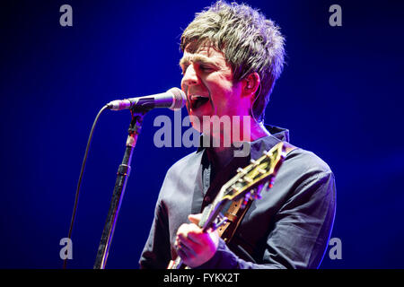 Leeds, Regno Unito. Xxvii Aprile, 2016. Noel Gallagher esegue presso il Leeds Arena con la sua band, 'Noel Gallagher High flying Uccelli', sulla loro 2016 UK Tour Credito: Myles Wright/ZUMA filo/Alamy Live News Foto Stock