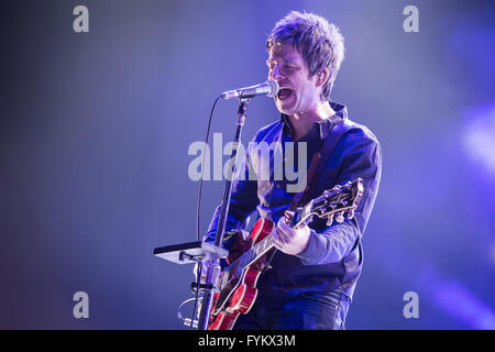 Leeds, Regno Unito. Xxvii Aprile, 2016. Noel Gallagher esegue presso il Leeds Arena con la sua band, 'Noel Gallagher High flying Uccelli', sulla loro 2016 UK Tour Credito: Myles Wright/ZUMA filo/Alamy Live News Foto Stock