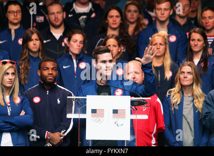 New York, Stati Uniti d'America. 27 apr, 2016. U.S. diving atleta, medaglia d'oro del 2012 Olimpiadi di Londra, David Boudia (C) parla durante il Team USA 'Road a Rio Tour' attività a Times Square a New York, gli Stati Uniti il 27 aprile 2016. Il Team USA 'Road a Rio Tour' è stato tenuto a Times Square il mercoledì per contrassegnare il 100-giorno il conto alla rovescia per il 2016 Giochi Olimpici di Rio de Janeiro. Più di 70 Giochi Olimpici e Paralimpici di atleti hanno partecipato alla manifestazione e condiviso il loro spirito e l'emozione dei giochi con ventole qui. (Xinhua/Qin Lang) Foto Stock