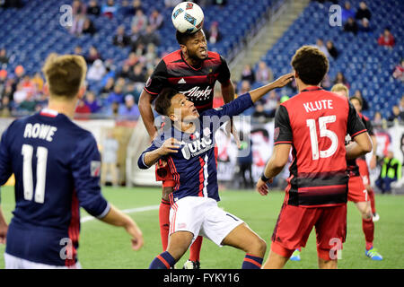 Mercoledì, 27 Aprile 2016: Portland legnami defender Jermaine Taylor (4), riceve su New England Revolution in avanti Juan Agudelo (17) di testa la palla durante il gioco MLS tra i legnami di Portland e il New England Revolution tenutasi a Gillette Stadium di Foxborough Massachusetts. Portland legato New England 1-1. Eric Canha/CSM Foto Stock