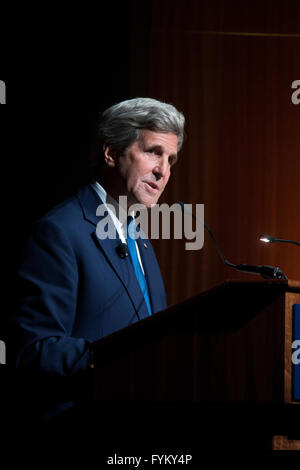 Il Segretario di Stato americano John Kerry, parlando alla guerra del Vietnam vertice, racconta la sua esperienza combattimenti in Vietnam Foto Stock