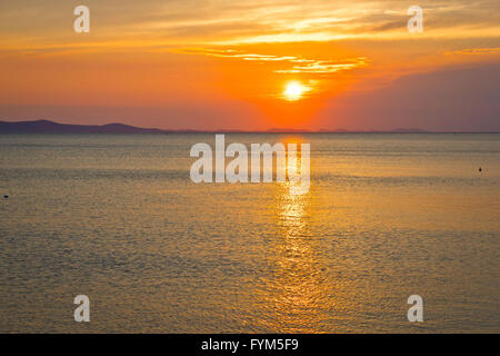 Epic tramonto sul mare orizzonte Foto Stock