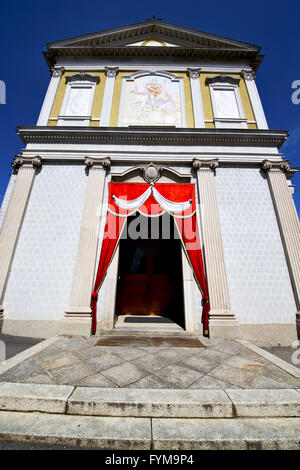 Italia Lombardia in besnate vecchia chiesa chiuso rosso mattone tenda Foto Stock