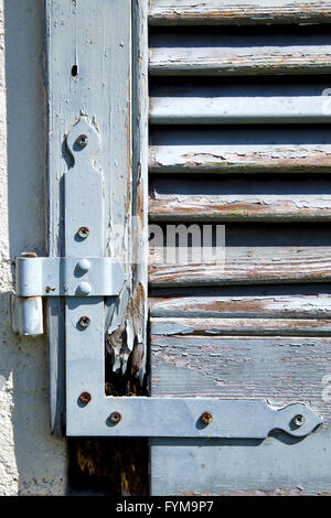 Finestra grigia palazzi viladosia italia abstract giornata di sole Foto Stock