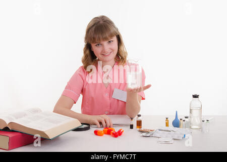 Studente farmacista prepara la medicina giusta Foto Stock