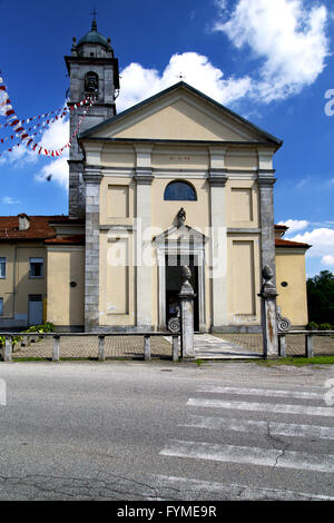 In Solbiate Arno vecchia chiesa chiuso torre in mattoni Foto Stock